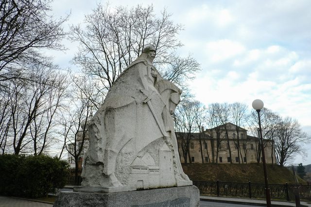 Конный монумент великому князю Гедимину у стен Лидского замка, Лида