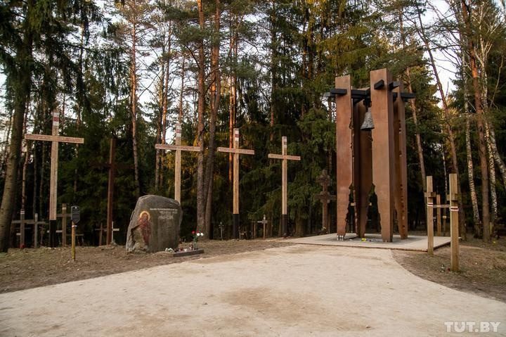 Памятный знак в Куропатах среди сосен