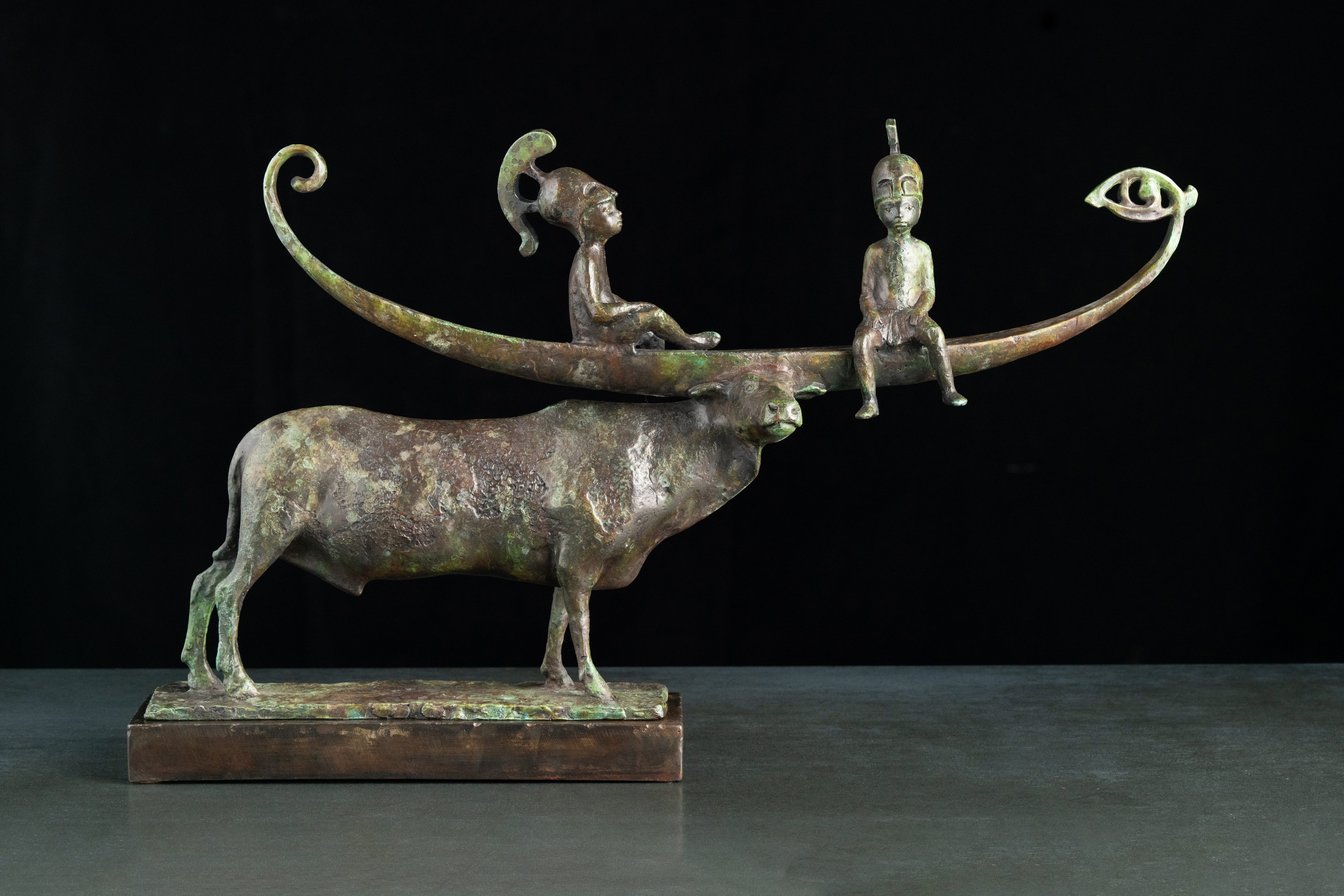 Скульптура «Аргонавты» Сергея Оганова, бронза, сталь // 37 × 57 × 14 см // 2013.