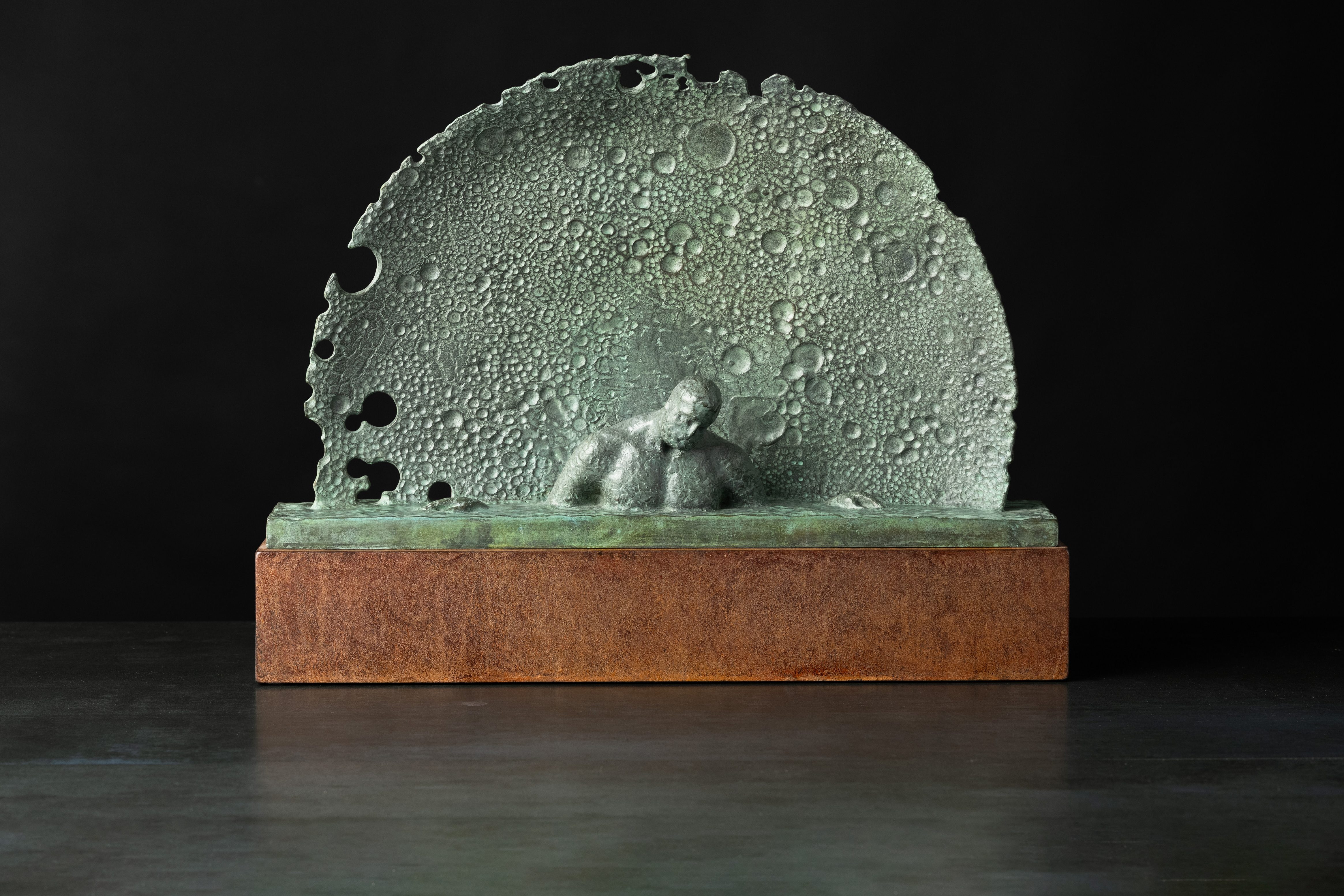 Скульптура «Сон Атланта» Сергея Оганова, бронза, сталь // 49 × 63 × 12 см // 2025.