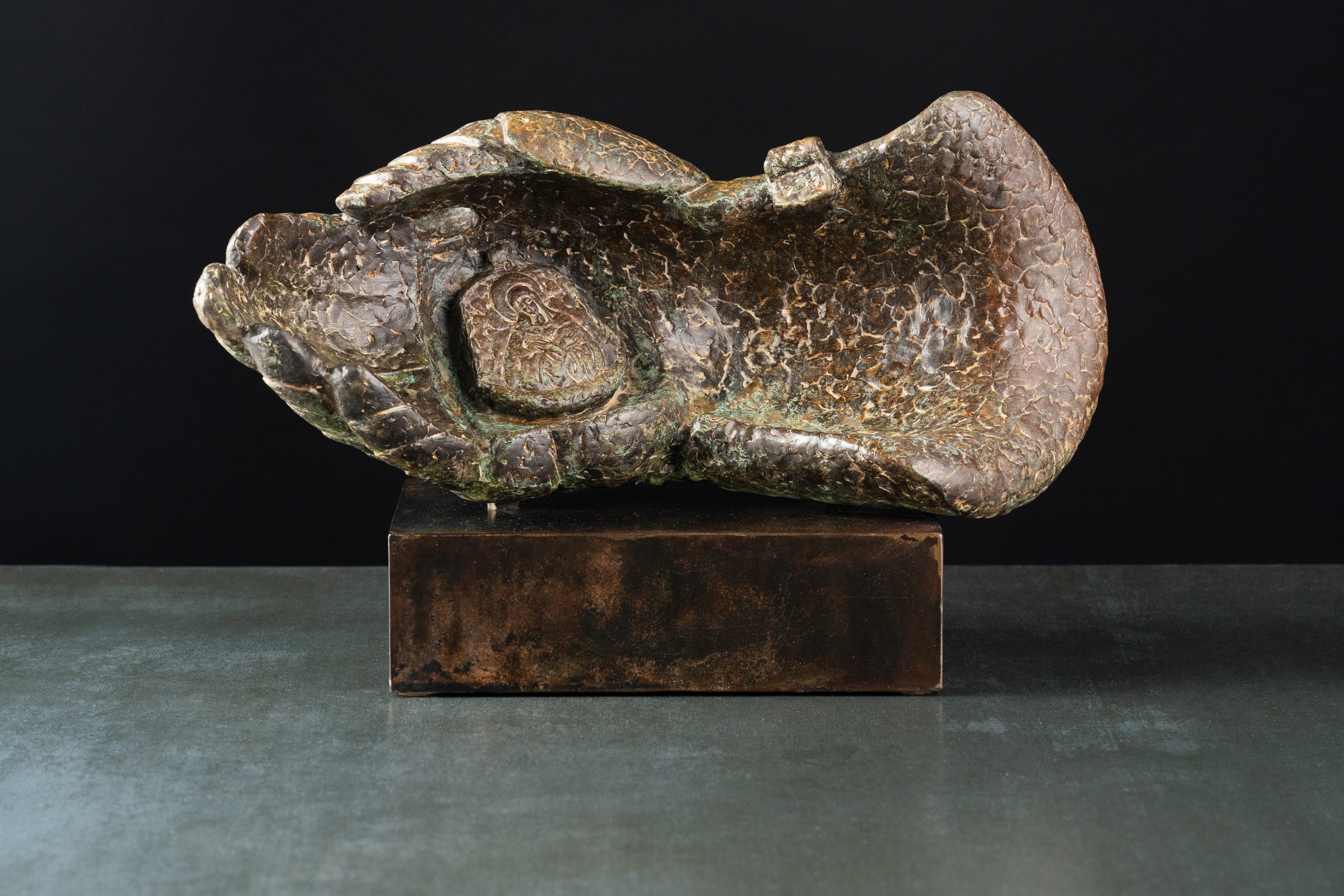 Скульптура «Перчатка» — бронза, сталь, 2012. Автор — Сергей Оганов.