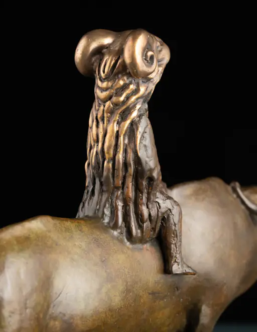 Skulptur „Goldenes Vlies, Exemplar 1/5“, bronze, steel // 12.6 w x 17.3 h x 4.3 d in // 2013. Künstler — Sergei Oganov.