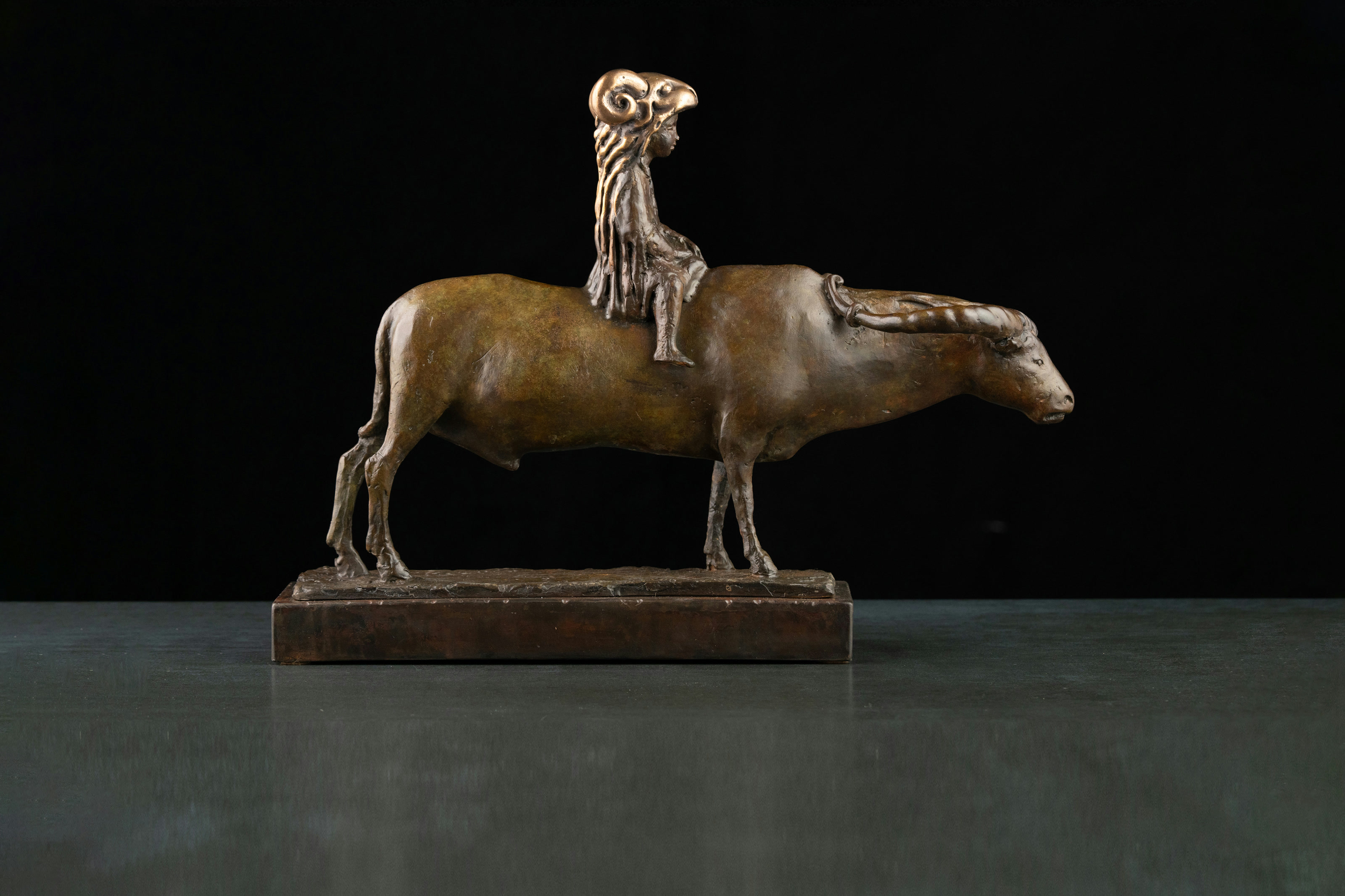 Skulptur „Goldenes Vlies, Exemplar 1/5“, bronze, steel // 12.6 w x 17.3 h x 4.3 d in // 2013. Künstler — Sergei Oganov.