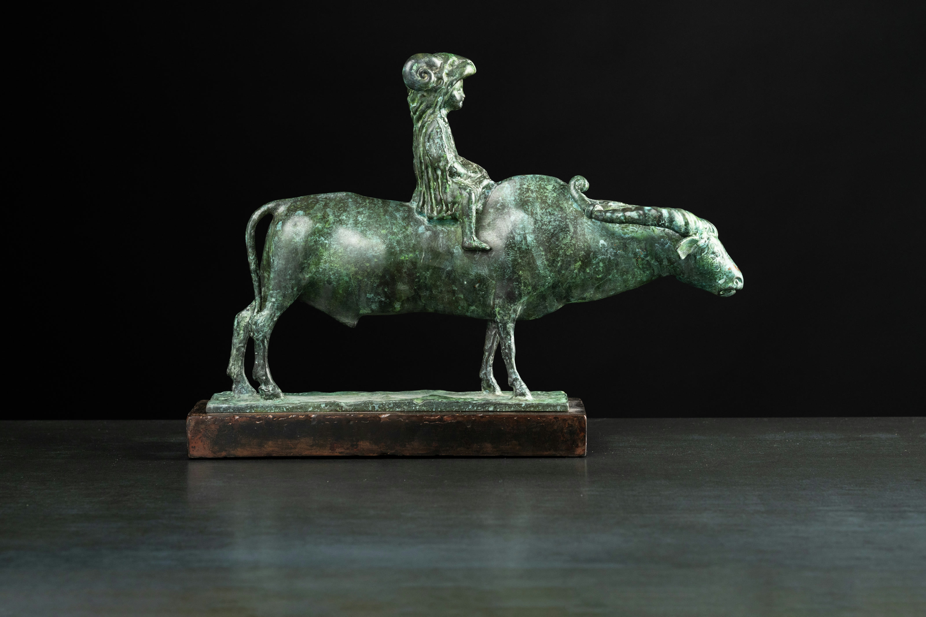 Скульптура «Золотое руно» — бронза, сталь, 2013. Автор — Сергей Оганов.