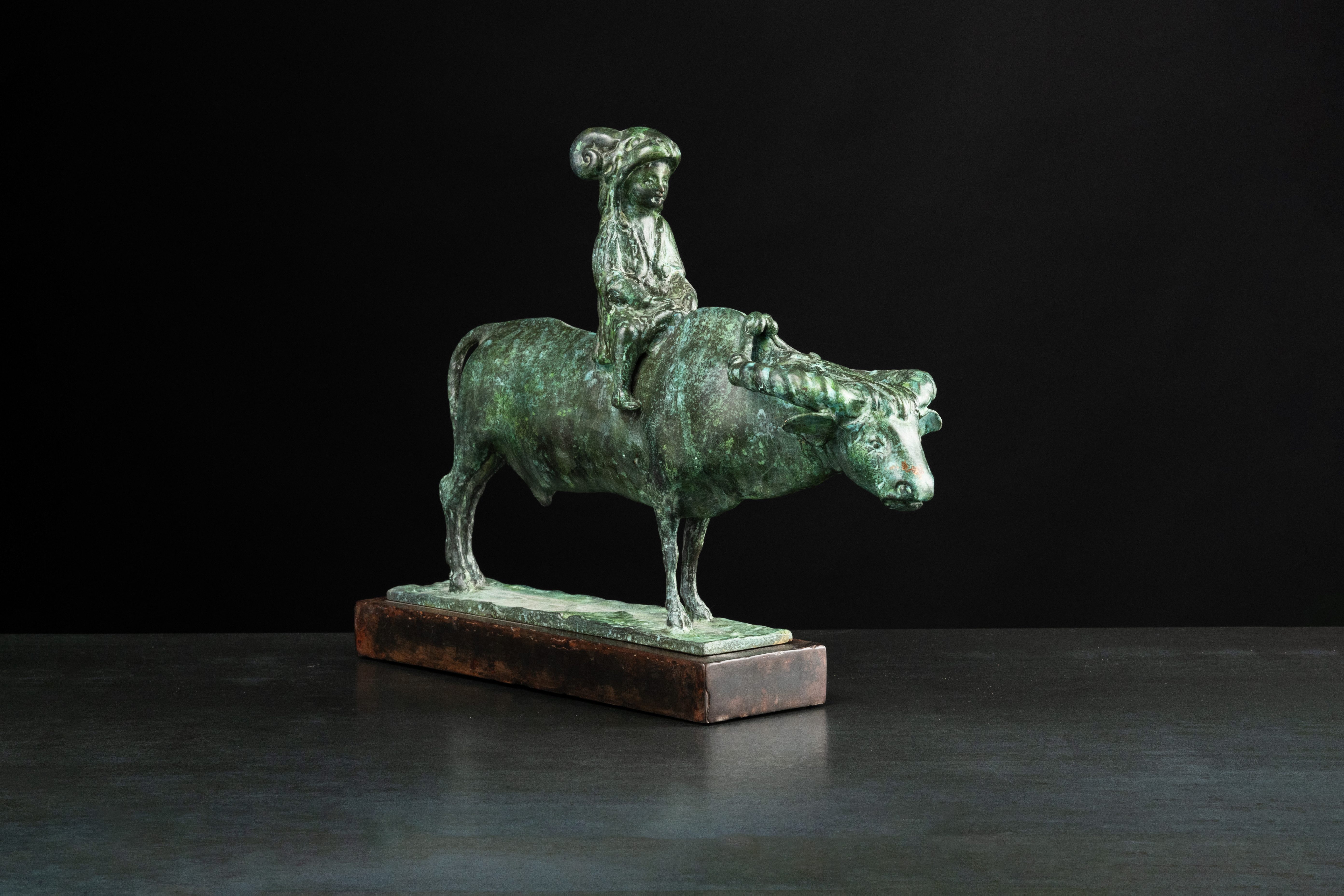 Скульптура «Золотое руно» — бронза, сталь, 2013. Автор — Сергей Оганов.