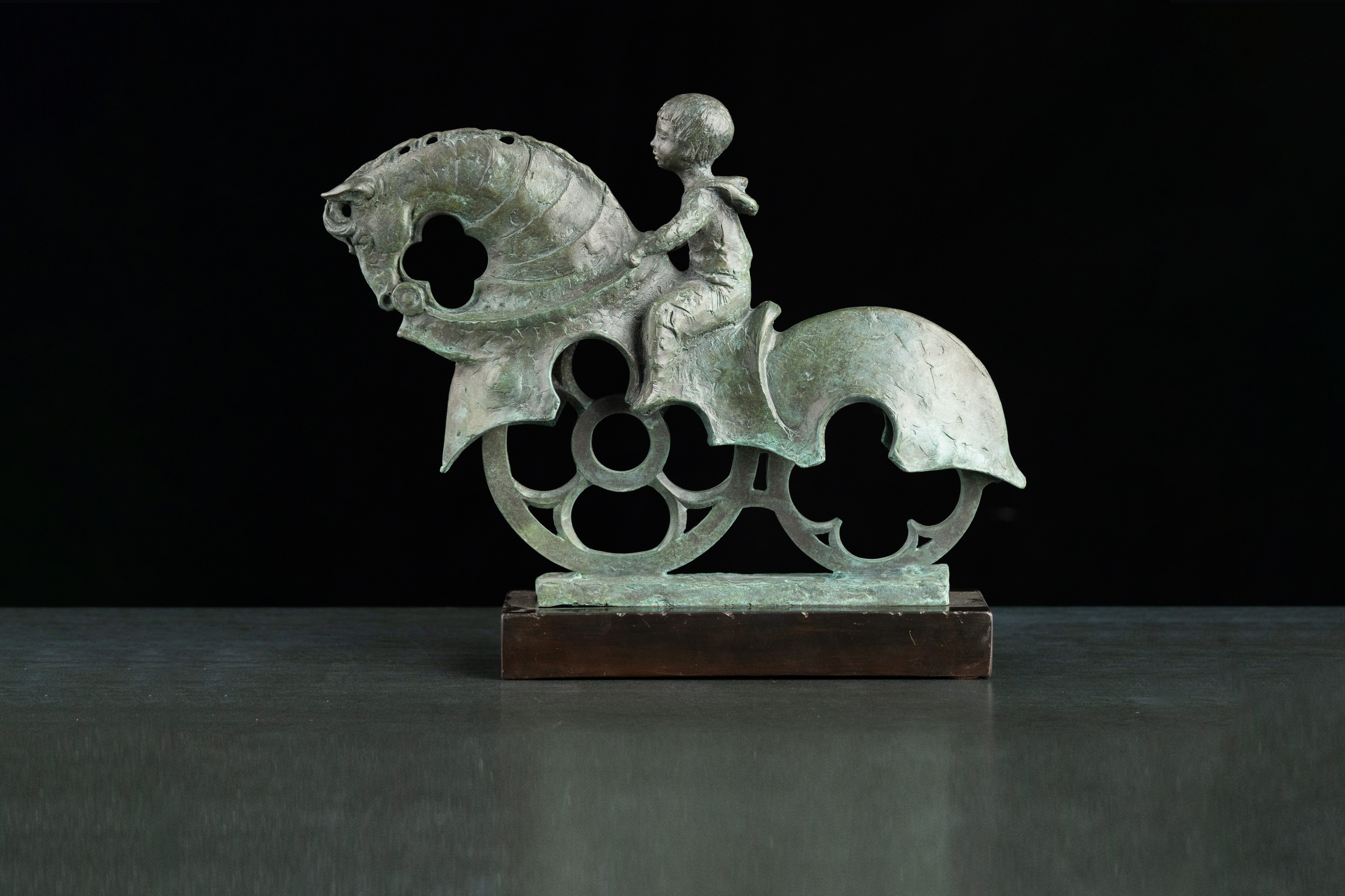 Скульптура «Железный конь» — бронза, сталь, 2014. Автор — Сергей Оганов.