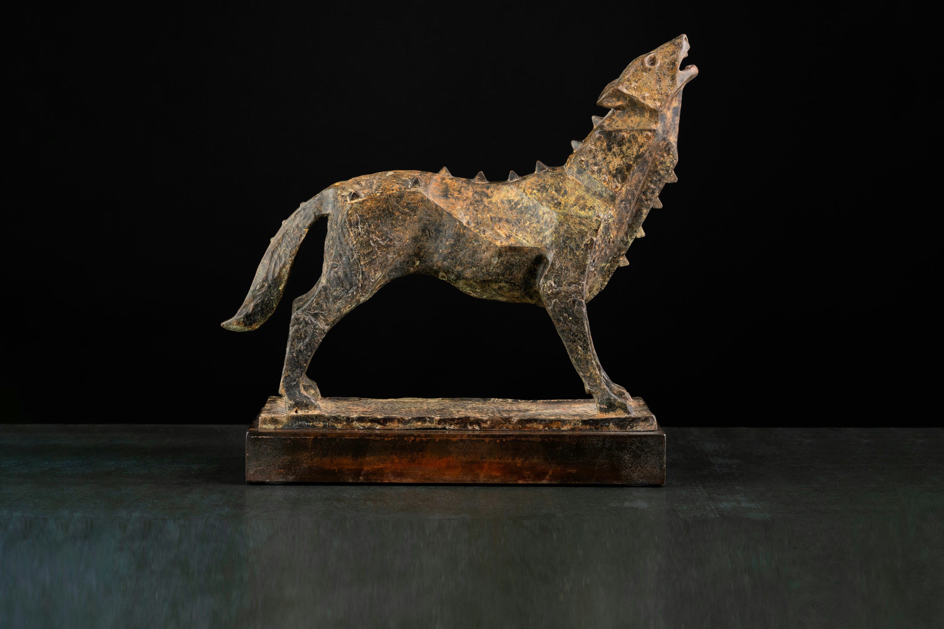 Скульптура «Железный волк» — бронза, сталь, 2014. Автор — Сергей Оганов.