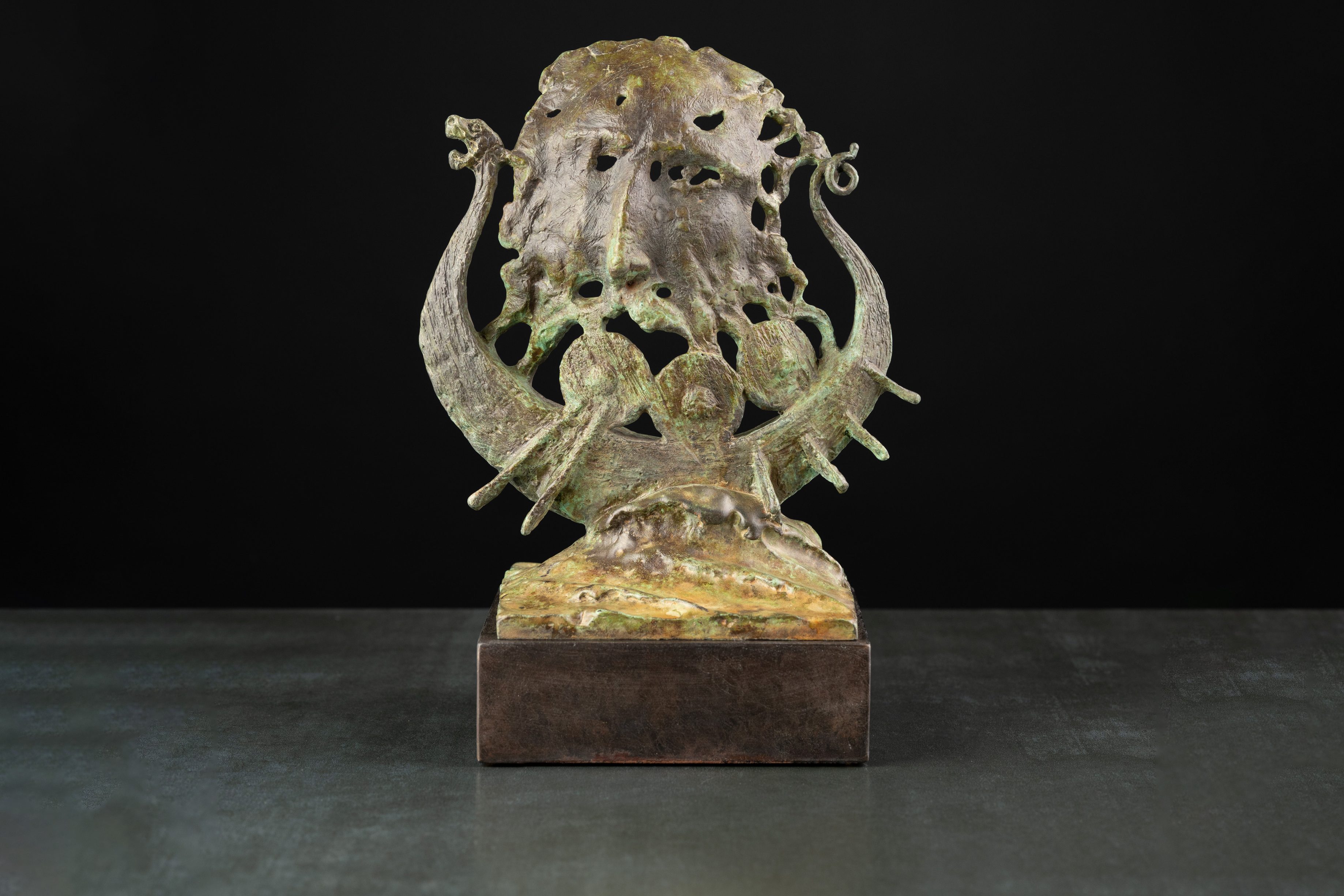 Скульптура «Один» — бронза, сталь, 2019. Автор — Сергей Оганов.