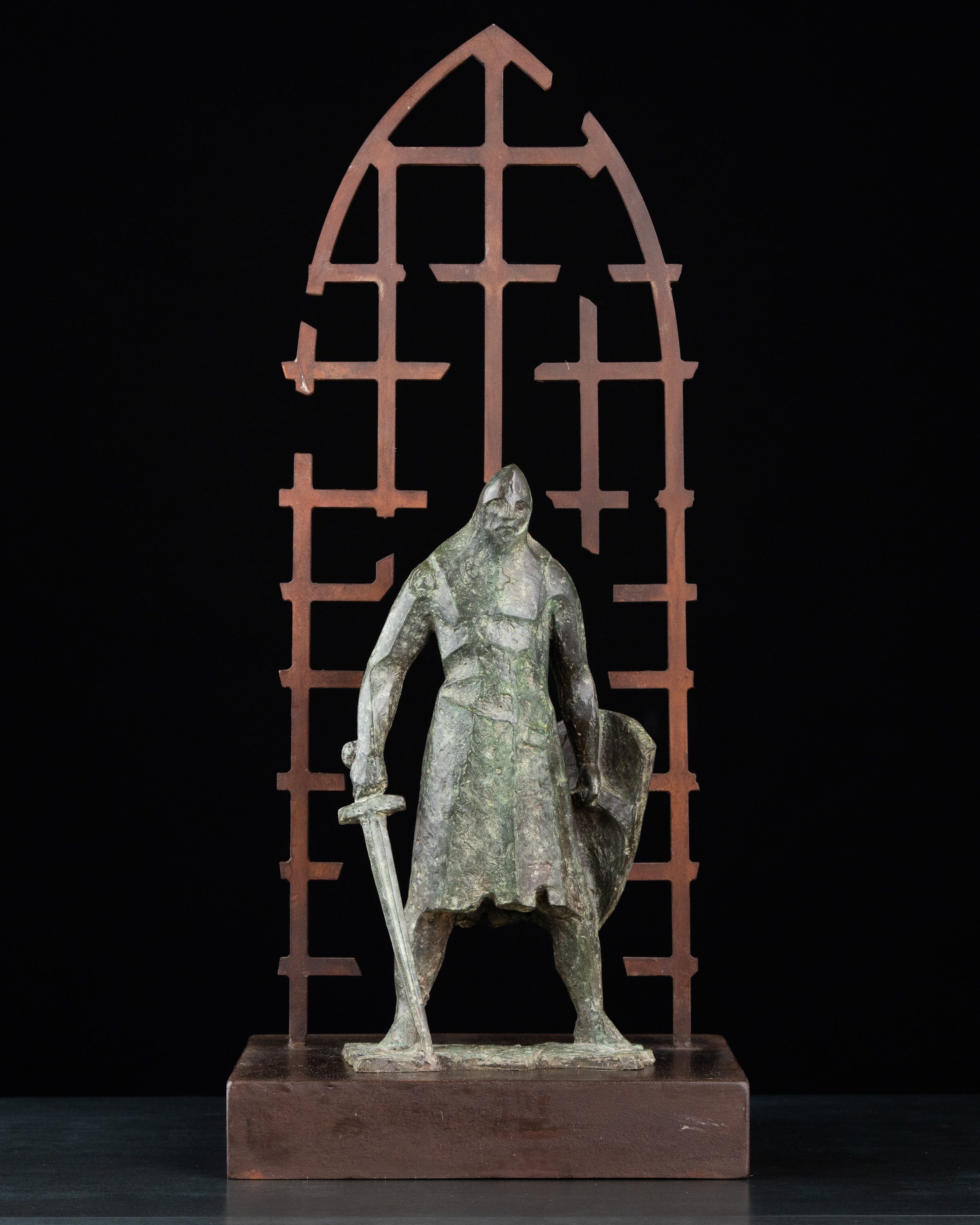 Скульптура «Воин-защитник» — бронза, сталь, 2017. Автор — Сергей Оганов.